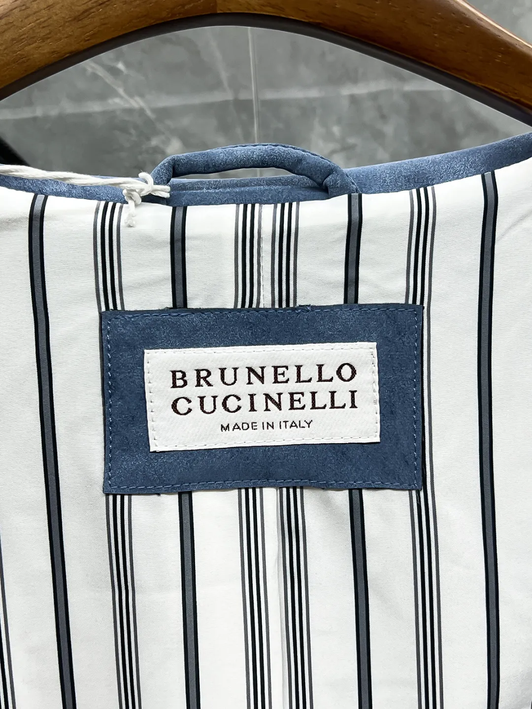 New Arrival is new! BC—Brunell cuci*lli Brunello Cucinelli suede jacket, rarely available through trading company channels, premium urban style lapel jacket for men. Platinum level tasting favorite! Characterized by hot elements and made of smooth and delicate suede, this is a graceful item with unparalleled temperament! When I encounter such an excellent product, I am willing to call it the strongest! The style of this jacket is very distinctive and unique, showing a fashionable atmosphere, emphasizing the soul texture of Classic, highlighting the beauty of luxury and fashion! This style really has a natural high-street beauty that meets all your dressing needs and allows you to look down on the whole world with fashion! The smooth and delicate suede fabric is stiff and comfortable, and the texture is soft. The simple lines and silhouette are easy to wear with a decent and elegant texture. The suede texture has a retro feel and a strong autumn and winter flavor. The rich but unobtrusive ease shows the affinity and high-end sense of the clothing! Heavy texture, full of exquisite details, loose and stylish, full of silhouette and layering. The shape is excellent and the upper body effect is unparalleled. It is destined to be an excellent styling item for the street, and it will turn heads in a big way! Size:S-2x L